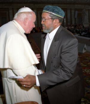 Imam Mohammed with Pope-John-Paul-II